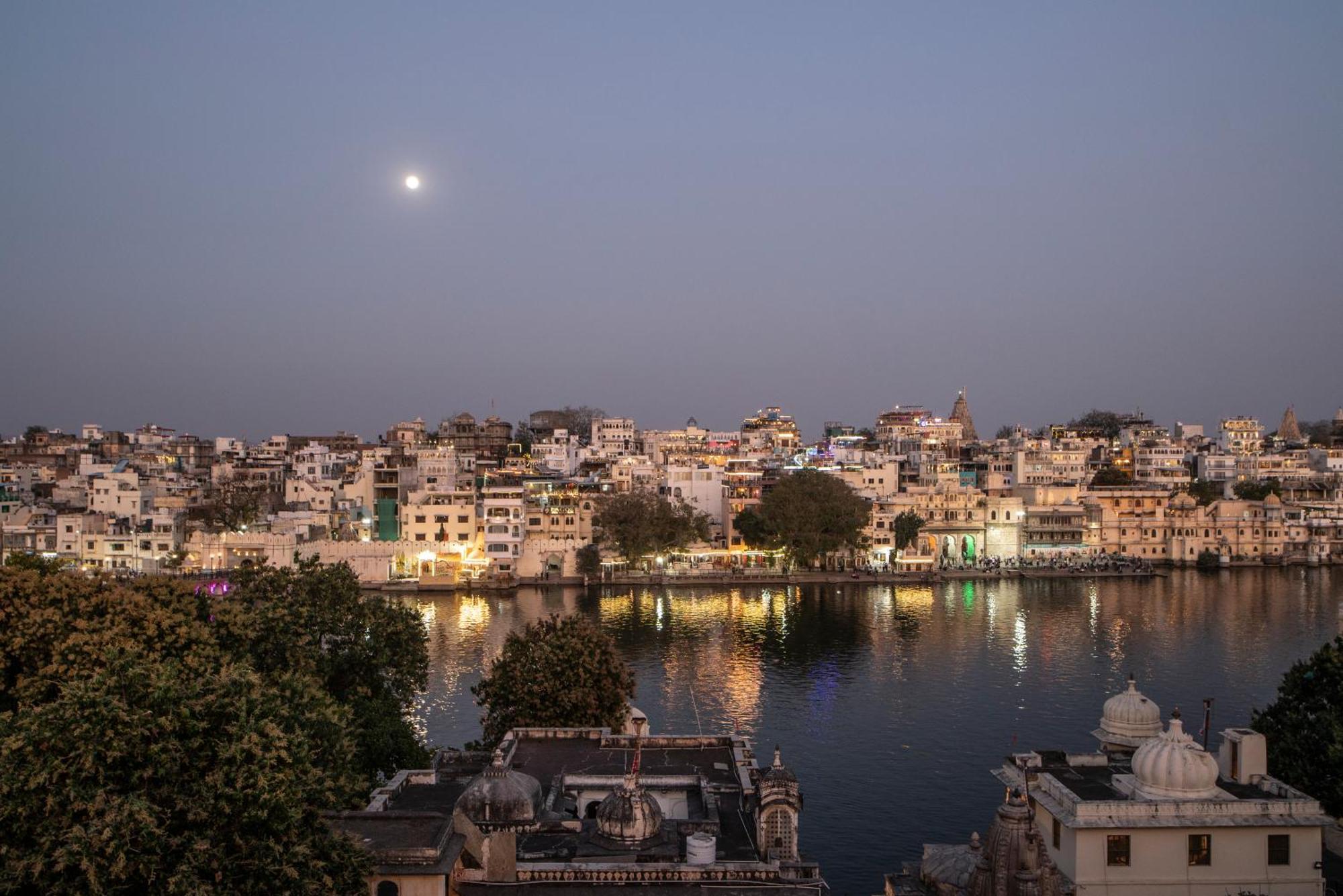 Dera Pichola- A Lake Facing Boutique Hotel Удайпур Экстерьер фото